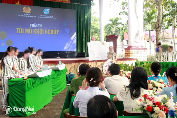 Các đội tham gia phần thi Túi mù khởi nghiệp. Ảnh: Nga Sơn