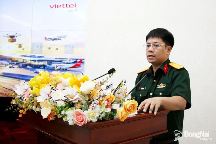 Trung tá Lê Tuấn Anh, Phó Tổng giám đốc Tổng công ty cổ phần Bưu chính Viettel chia sẻ tham luận tại hội thảo. Ảnh: Hải Quân