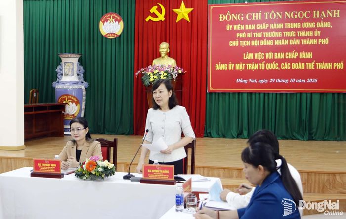 Đồng chí Huỳnh Thị Hằng, Phó Bí thư Thành ủy, Bí thư Đảng ủy MTTQ, các đoàn thể thành phố, Chủ tịch Ủy ban MTTQ Việt Nam thành phố phát biểu tại buổi làm việc. Ảnh: Văn Truyên
