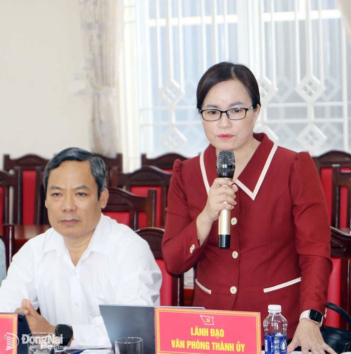 Đồng chí Nguyễn Thị Hồng Trang, Thành ủy viên, Phó Chánh Văn phòng Thành ủy phát biểu tại buổi làm việc. Ảnh: Văn Truyên