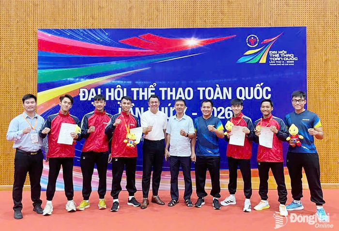 Đại diện Trung tâm Huấn luyện và Thi đấu thể thao thành phố chúc mừng các thành viên đội tuyển muay thành phố Đồng Nai. Ảnh: ĐVCC