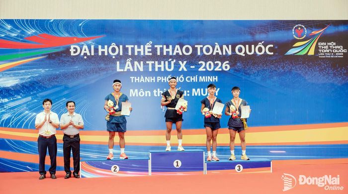 Vận động viên Nguyễn Hoàng Sơn nhận huy chương vàng. Ảnh: ĐVCC