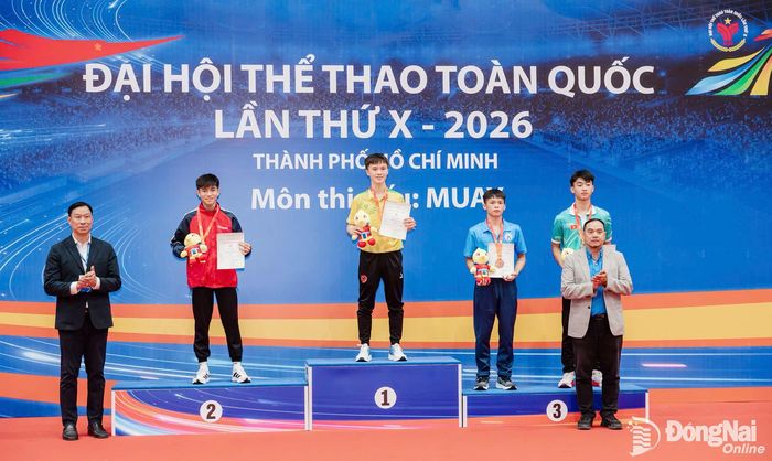 Vận động viên Phan Ngọc Tấn Sang trên bục nhận huy chương bạc hạng cân 48kg đối kháng nam. Ảnh: ĐVCC