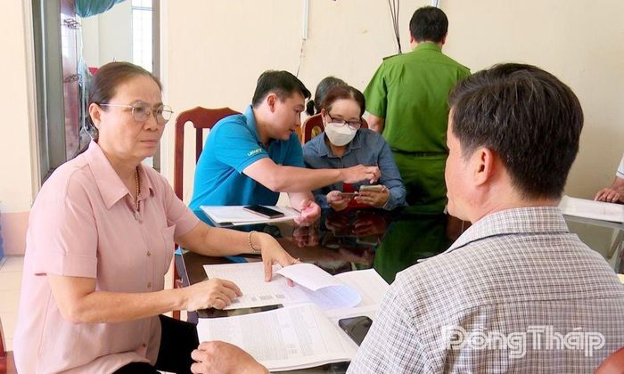 Đồng chí Trần Thị Quý, Tỉnh ủy viên, Bí thư Đảng ủy, Chủ tịch HĐND phường Mỹ Trà (bìa trái) kiểm tra việc tích hợp Sổ sức khỏe điện tử. Ảnh: LÊ HOÀNG