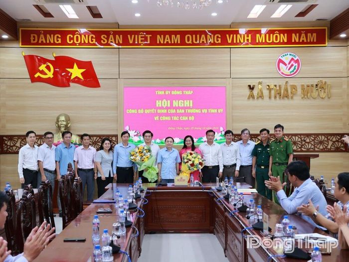 Đồng chí Phan Văn Thắng (thứ 8 từ trái sang) cùng các đại biểu chụp ảnh lưu niệm chúc mừng đồng chí Huỳnh Thị Hoài Thu (thứ 6 từ phải sang). 