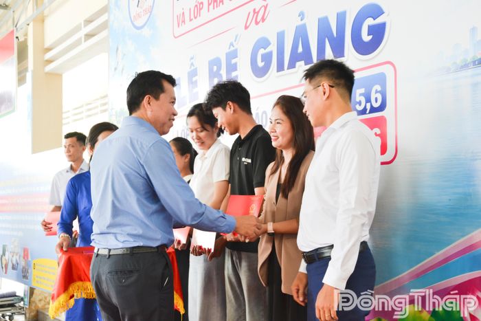 Giám đốc Trung tâm Dịch vụ việc làm tỉnh Đồng Tháp Nguyễn Phú Hiếu, trao chứng chỉ cho các học viên hoàn thành khóa học.