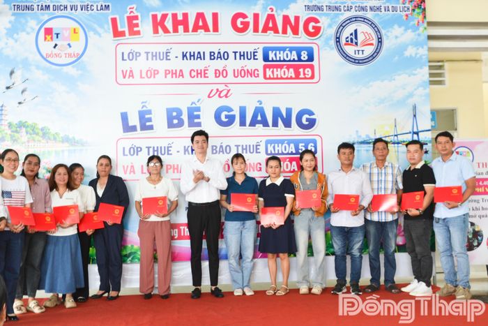Hiệu trưởng Trường Trung cấp Công nghệ và Du lịch Lâm Hoàng Thành, trao chứng chỉ cho các học viên hoàn thành khóa học.