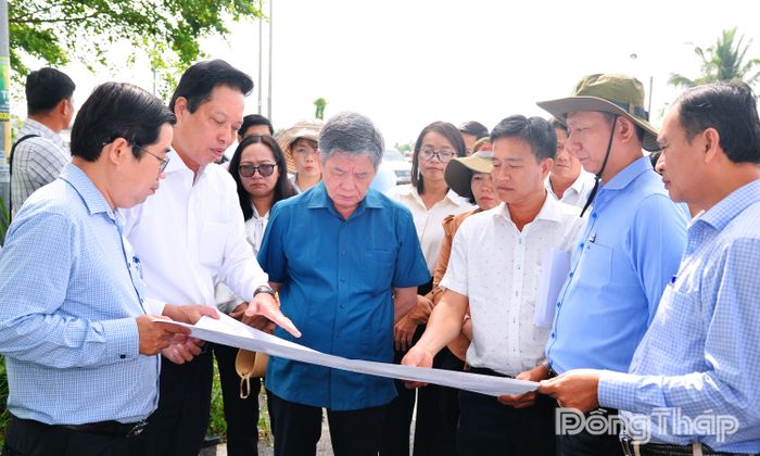 Đồng chí Nguyễn Thành Diệu, Phó Chủ tịch UBND tỉnh báo cáo một số nội dung liên quan đến dự án hạ tầng Khu công nghiệp Tân Kiều.