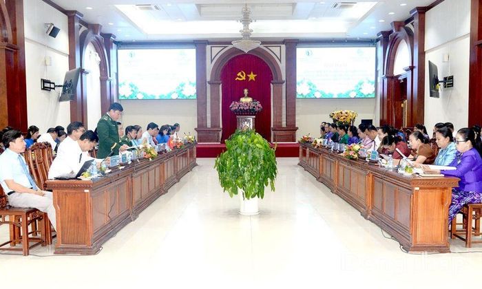Đại biểu phát biểu tại buổi hội đàm.