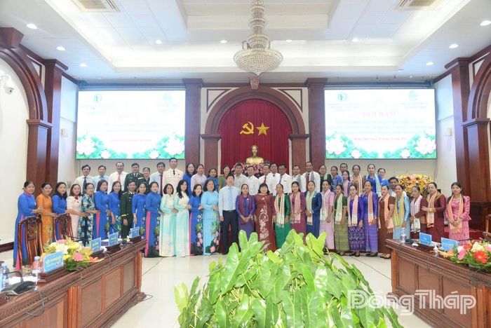Đại biểu chụp ảnh lưu niệm.