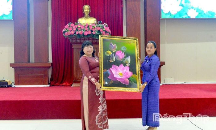 Đồng chí Thái Ngọc Bảo Trâm tặng quà lưu niệm cho bà Long KunThea.