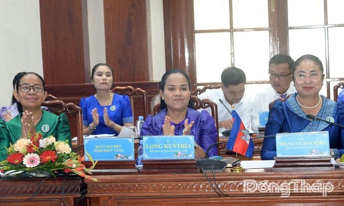 Bà Long KunThea, Phó Tỉnh trưởng, Chủ tịch Chi hội Phụ nữ Campuchia vì Hòa bình và Phát triển tỉnh Prey Veng phát biểu tại buổi hội đàm.