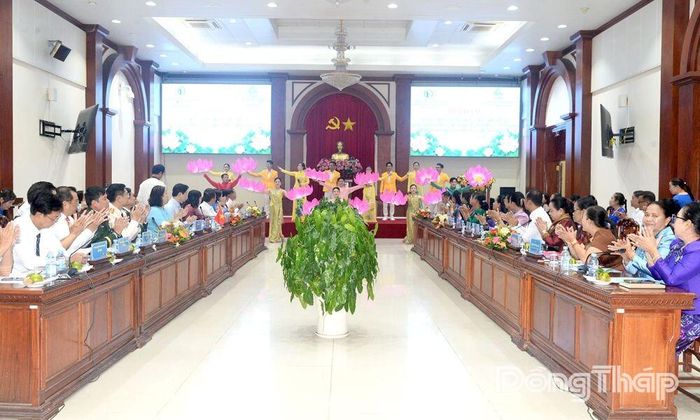 Đại biểu thưởng thức tiết mục văn nghệ Việt Nam - Campuchia Samaiki. 