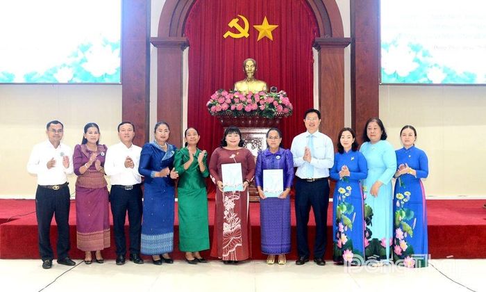 Đồng chí Thái Ngọc Bảo Trâm và bà Long KunThea đại diện 2 tổ chức Hội phụ nữ của 2 tỉnh Đồng Tháp và  Prey Veng ký kết nội dung hoạt động hợp tác năm 2027 trước sự chứng kiến của lãnh đạo 2 tỉnh.
