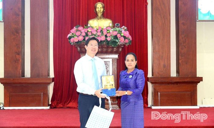 Bà Long KunThea tặng quà lưu niệm cho lãnh đạo tỉnh Đồng Tháp.