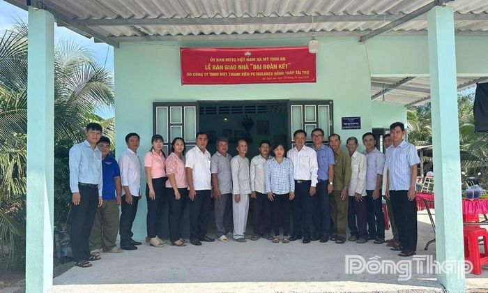 Bàn giao nhà cho hộ ông Trần Văn Lộc.