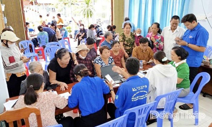 Tổ công nghệ số cộng đồng phường Cao Lãnh hỗ trợ người dân cài đặt, sử dụng VNeID và các nền tảng số.
