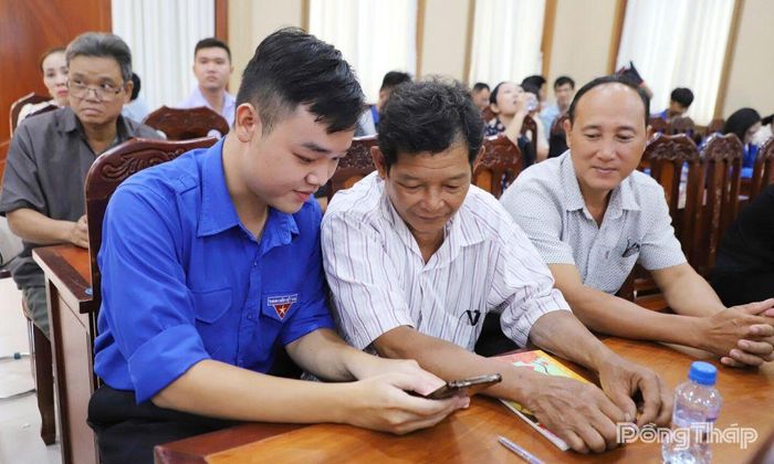 Lực lượng Đoàn TNCS Hồ Chí Minh phường Cao Lãnh hướng dẫn người dân thực hiện các tiện ích số.