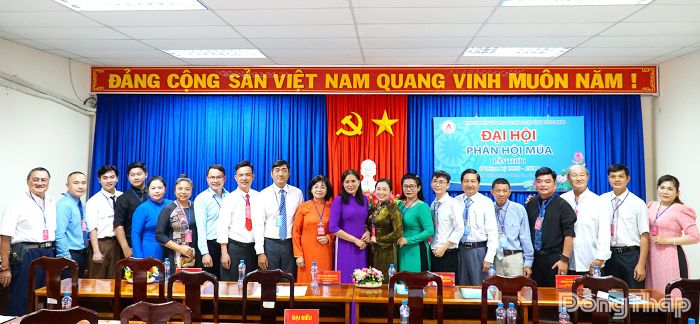 Đại biểu chụp hình lưu niệm tại Đại hội.