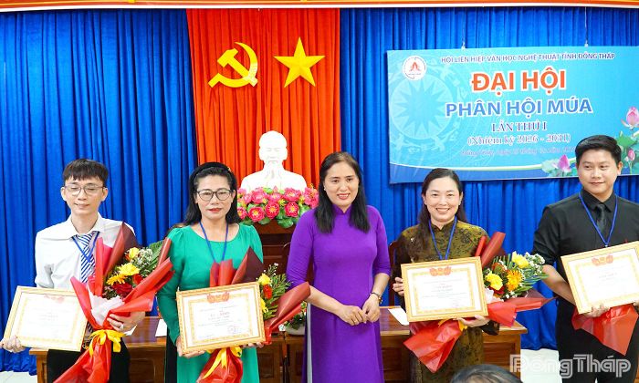 Hội Liên hiệp Văn học nghệ thuật tỉnh Đồng Tháp trao Giấy khen và tặng hoa chúc mừng các hội viên đạt thành tích tiêu biểu.