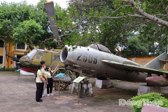 Không gian trưng bày ngoài trời tại Bảo tàng Đồng Tháp, cơ sở 2, giúp khách tham quan tìm hiểu các hiện vật lịch sử.