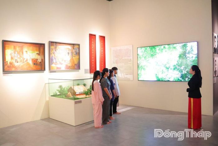 Kết hợp thuyết minh trực tiếp với trình chiếu video giúp nội dung giới thiệu tại Khu di tích Nguyễn Sinh Sắc thêm sinh động.