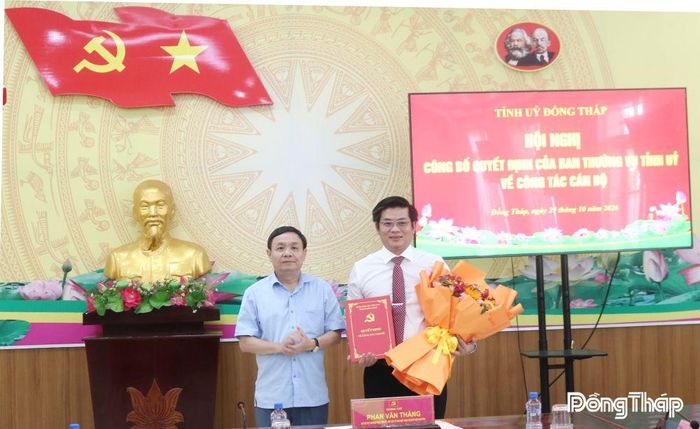 Đồng chí Phan Văn Thắng trao quyết định điều động, chỉ định đồng chí Đoàn Thanh Bình giữ chức Bí thư Đảng ủy xã Mỹ Thọ, nhiệm kỳ 2025 - 2030.