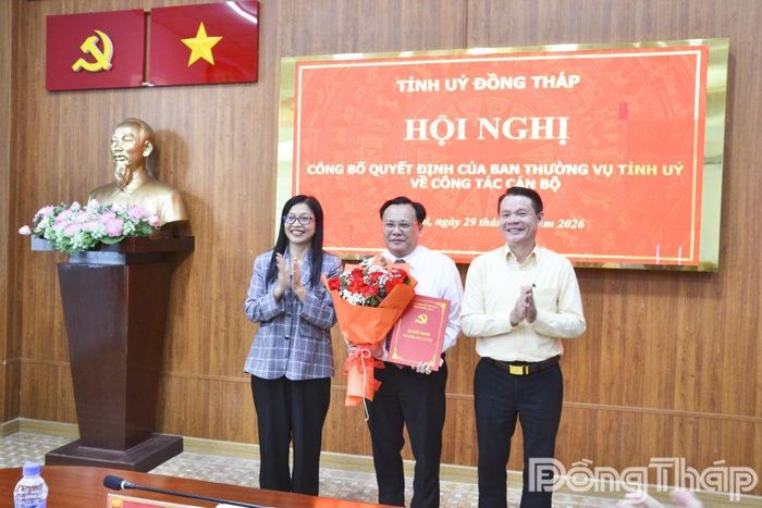 Đồng chí Nguyễn Thị Kim Tuyến, Ủy viên Ban Thường vụ, Trưởng Ban Tuyên giáo Tỉnh ủy và đồng chí Phạm Thế Vinh (bìa phải), Phó Trưởng Ban Tuyên giáo Tỉnh ủy tặng hoa chúc mừng đồng chí Phạm Nguyễn Hoàng Vũ.