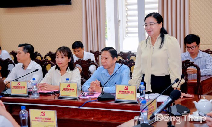 Đồng chí Huỳnh Thị Hoài Thu, Bí thư Đảng ủy xã Tháp Mười phát biểu tại buổi làm việc.