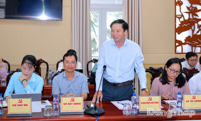 Đồng chí Võ Văn Tươi, Phó Giám đốc Sở Tài nguyên và Môi trường phát biểu tại buổi làm việc.