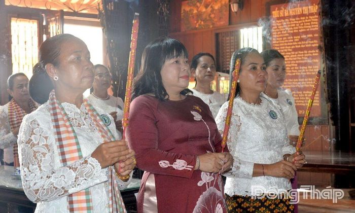 Đoàn dâng hương bày tỏ lòng tri ân sâu sắc đối với những cống hiến to lớn của Mẹ Việt Nam Anh hùng Nguyễn Thị Thập.