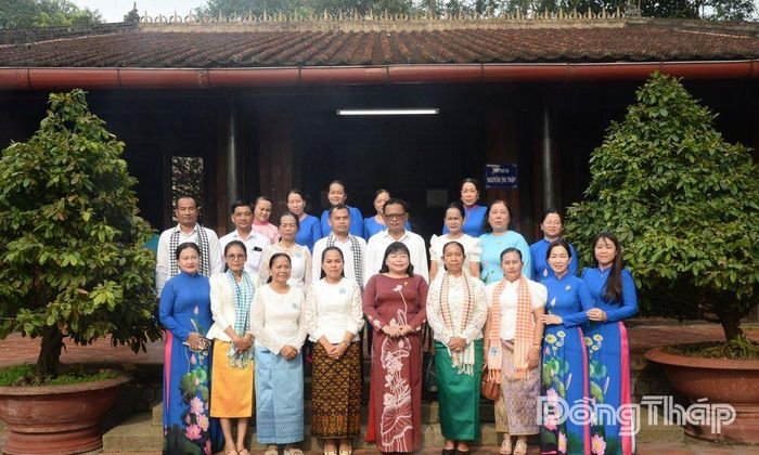 Đại biểu chụp ảnh lưu niệm trước nhà thờ bà Nguyễn Thị Thập.