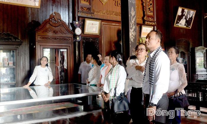 Đoàn tham quan, tìm hiểu về cuộc đời bà Nguyễn Thị Thập tại nhà thờ.