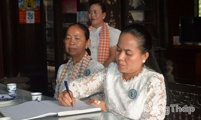 Ghi sổ cảm tưởng tại nhà thờ bà Nguyễn Thị Thập, bà Long KunThea bày tỏ sự ngưỡng mộ trước tấm gương hy sinh, cống hiến vì Tổ quốc của bà Nguyễn Thị Thập.