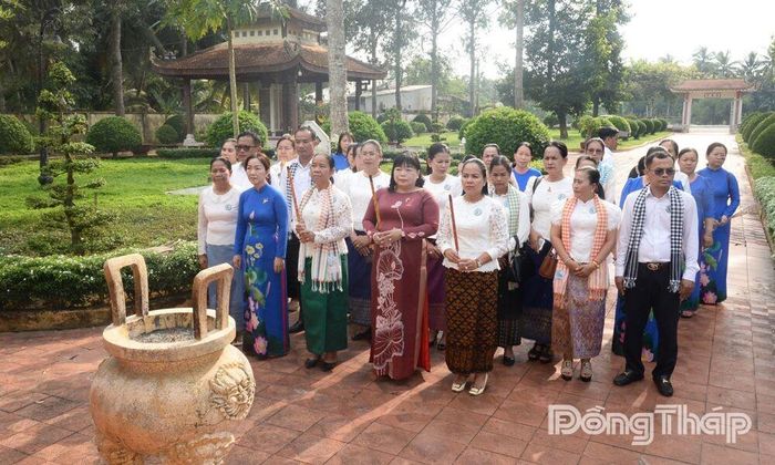 Đoàn dâng hương tại Đình Long Hưng.