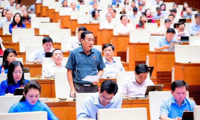 Đại biểu Phạm Văn Hòa, Đoàn ĐBQH tỉnh Đồng Tháp phát biểu.