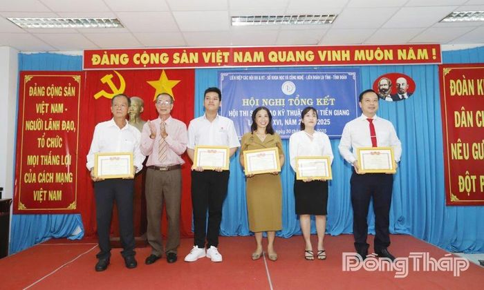 Ban Tổ chức Hội thi trao giải và Giấy khen cho các đơn vị và cá nhân đoạt giải Hội thi Sáng tạo kỹ thuật tỉnh Đồng Tháp 2025. Ảnh: VĂN XĨ