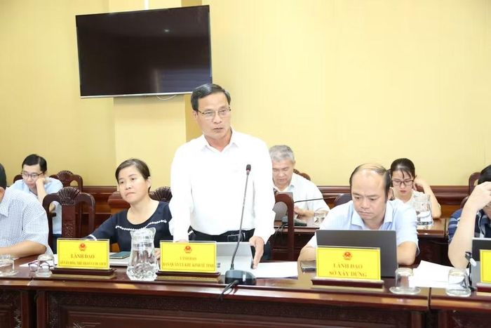  Đại diện Ban Quản lý Khu kinh tế tỉnh giải trình về tiến độ một số dự án trong khu kinh tế và khu công nghiệp trên địa bàn tỉnh còn chậm. Ảnh: Tiến Sỹ 
