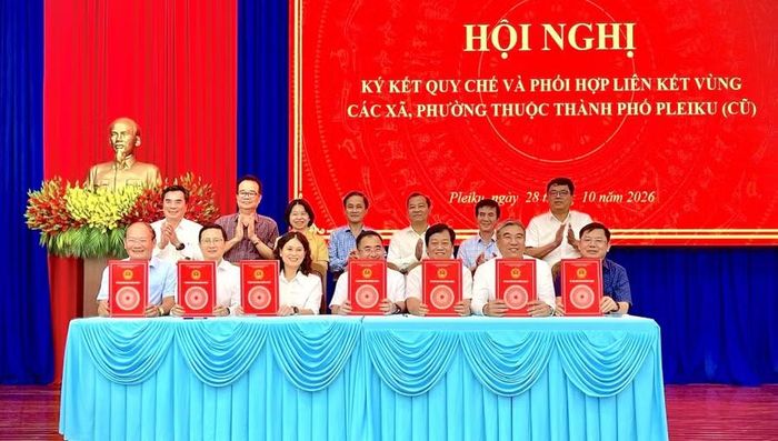 Đại diện lãnh đạo 7 phường, xã thuộc TP. Pleiku cũ ký kết quy chế phối hợp nhằm thúc đẩy hợp tác và phát triển không gian đô thị Pleiku. Ảnh: Minh Phương