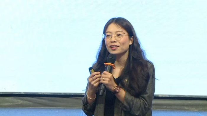 Bà Lê Phương Cát Nhi - Giảng viên Khoa Quan hệ Quốc tế, Trường Đại học Kinh tế - Tài chính TP. Hồ Chí Minh chia sẻ tại lớp bồi dưỡng. Ảnh: Minh Hoàng
