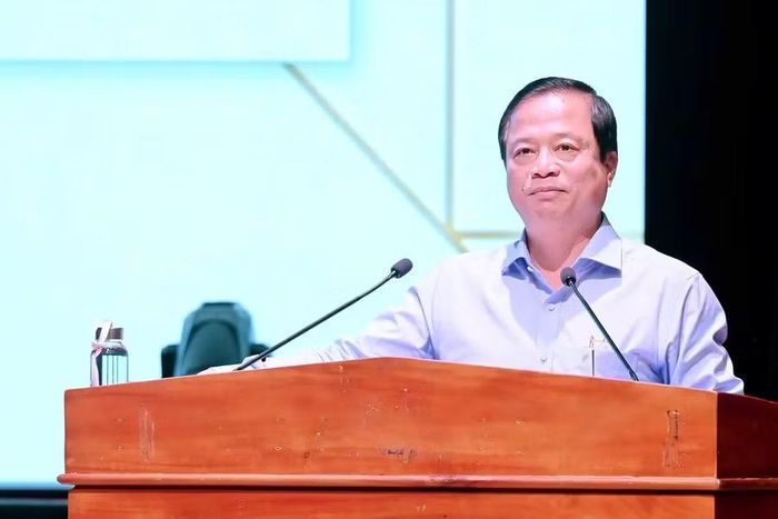  Phó Chủ tịch Thường trực UBND tỉnh Nguyễn Tuấn Thanh trình bày chuyên đề "Chương trình hành động của Ban Thường vụ Tỉnh ủy thực hiện Kết luận số 106-KL/TW ngày 15-10-2026 của Hội nghị lần thứ 4 Ban Chấp hành Trung ương Đảng, khóa XIV về tình hình phát triển KT-XH, thực hiện ngân sách nhà nước năm 2026; kế hoạch năm 2027". Ảnh: Đức Thụy 