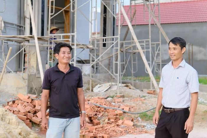  Ông Nguyễn Ngọc Thạch - Phó Trưởng Phòng Kinh tế xã Cát Tiến (bìa phải), trao đổi với ông Đinh Trúc Trắc về những thuận lợi, khó khăn khi đến ở khu tái định cư thôn Thắng Hùng. Ảnh: Phan Lài 
