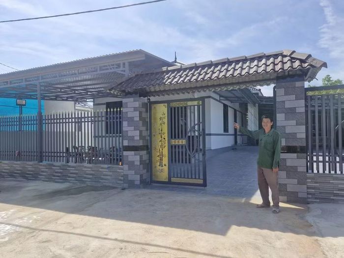  Ông Phạm Văn Sĩ (thôn Ia Lâm, xã Ia Ly) phấn khởi trước ngôi nhà mới xây khang trang được địa phương bố trí quỹ đất tái định cư trong khu dân cư xen ghép. Ảnh: Dung Hoàng 