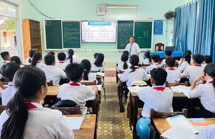 Một buổi học của học sinh Trường THCS Phù Mỹ Đông (xã Phù Mỹ Đông). Ảnh: H.Đ