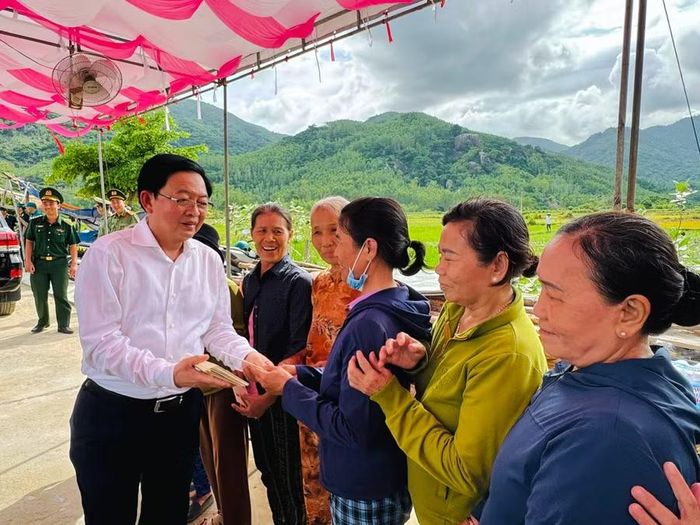  Phó Thủ tướng Hồ Quốc Dũng tặng quà cho người dân ở khu tái định cư. Ảnh: Nguyễn Hân 