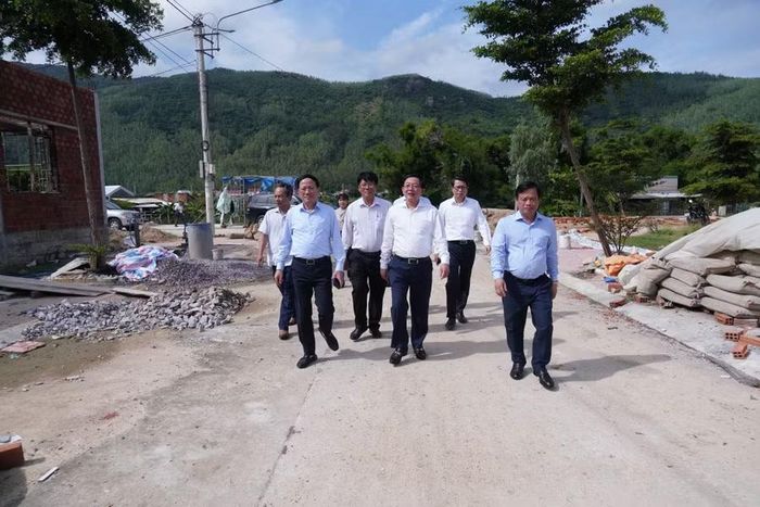  Phó Thủ tướng Hồ Quốc Dũng cùng các đồng chí lãnh đạo tỉnh đến thăm khu tái định cư Núi Cấm. Ảnh Nguyễn Hân 