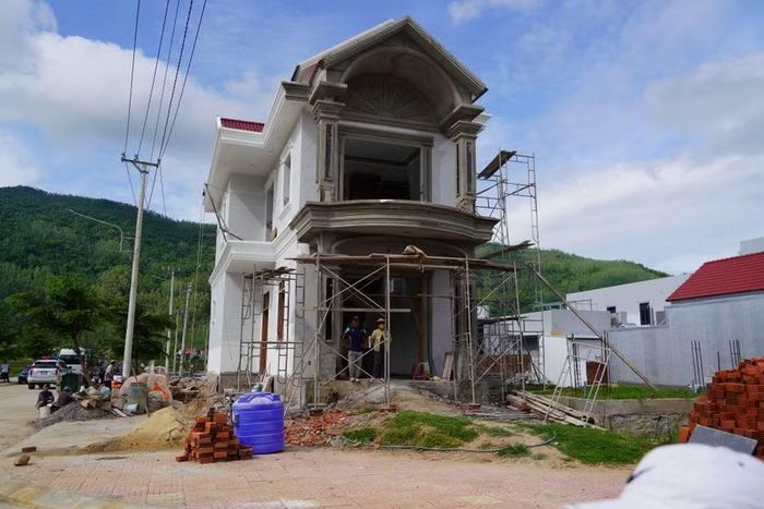  Người dân đang xây dựng nhà ở tại khu tái định cư. Ảnh: Nguyễn Hân 