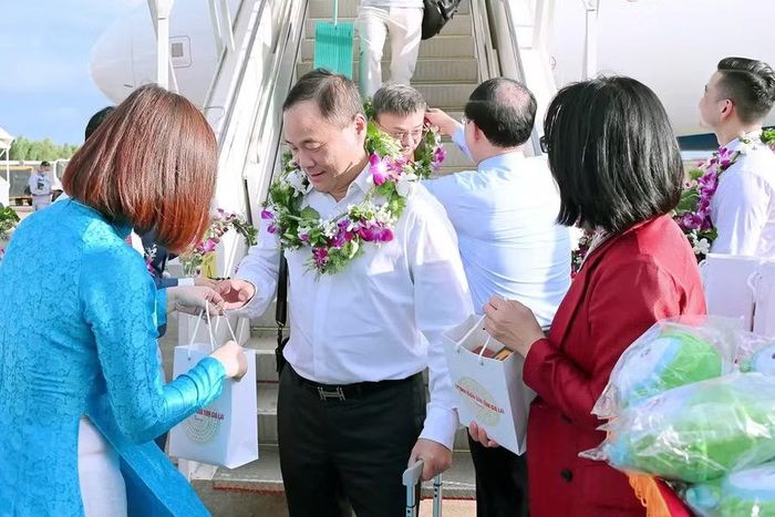 Tặng quà cho các du khách. Ảnh: Đức Thụy