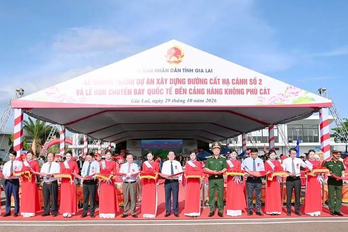Các đồng chí lãnh đạo Trung ương và tỉnh Gia Lai cắt băng khánh thành Dự án đầu tư xây dựng đường cất hạ cánh số 2 và các công trình đồng bộ tại khu bay Cảng hàng không Phù Cát. Ảnh: Đức Thụy