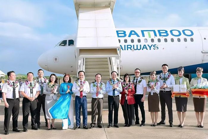 Các đồng chí lãnh đạo Trung ương và tỉnh Gia Lai trao vòng nguyệt quế chúc mừng các thành viên tổ bay. Ảnh: Đức Thụy